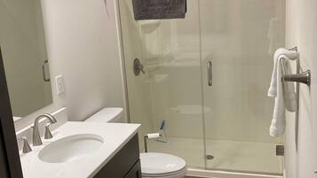 Douche, sĂšche-cheveux, serviettes fournies, papier toilette