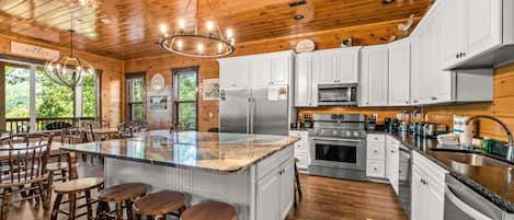 House, Multiple Beds (The Great Maple Retreat) | Private kitchen | Oven