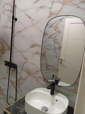 Dusche, HandtĂŒcher, Toilettenpapier