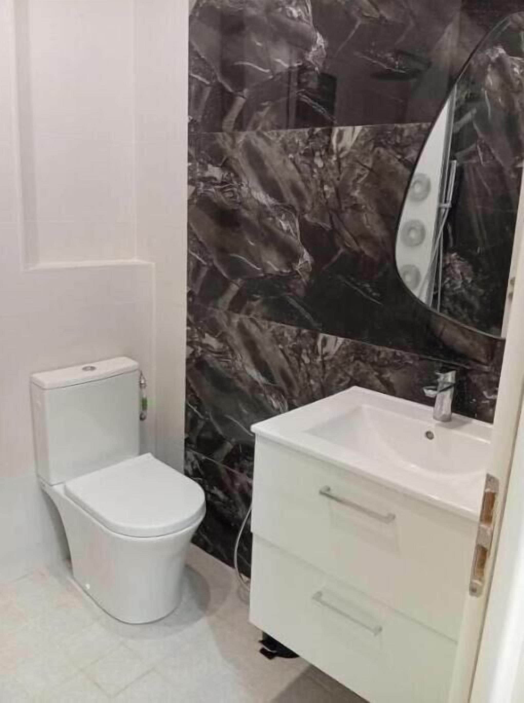 Een douche, handdoeken, toiletpapier