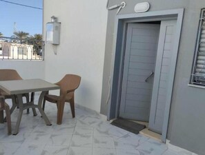Outdoor dining - Vrbo Property (Houmt Souk)