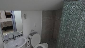 Habitación individual, no fumadores | Baño | Ducha, toallas, jabón y champú