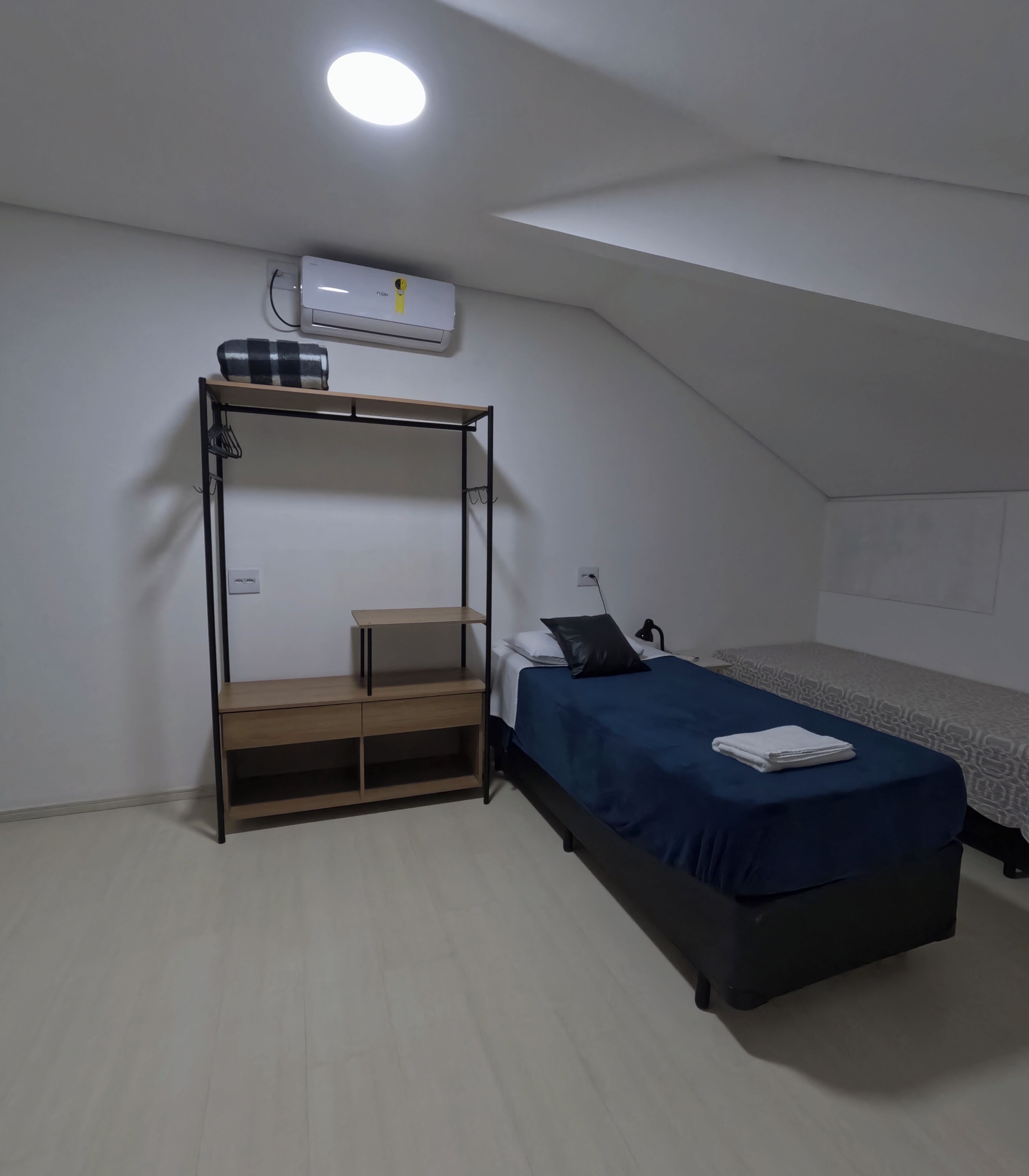Single Room, Non Smoking | Desk, laptop workspace, iron/ironing board, free WiFi