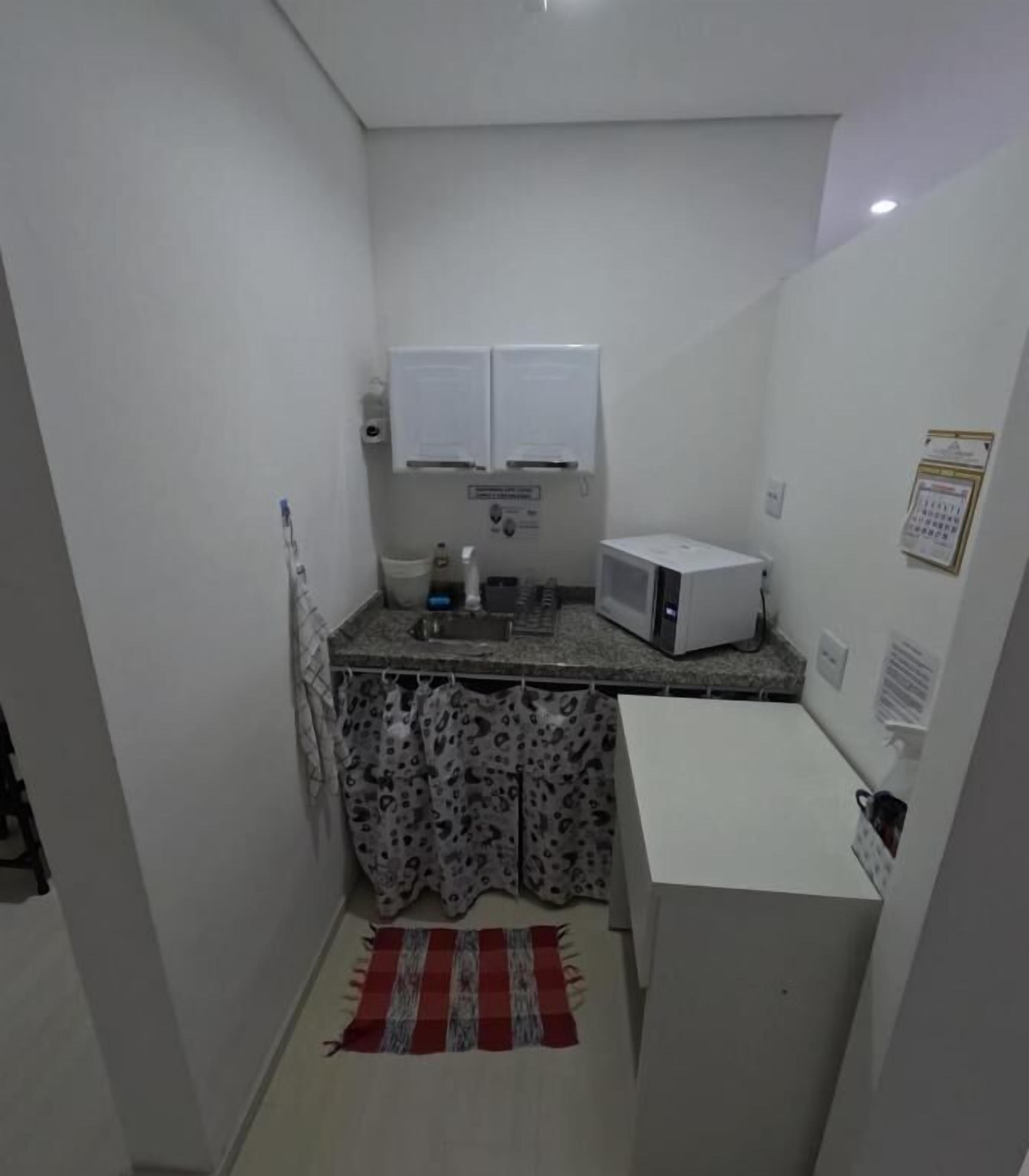 Chambre Simple, non-fumeurs | Cuisine privée | Réfrigérateur, micro-ondes, nécessaire de nettoyage