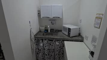 Quarto solteiro, para não fumantes | Cozinha privada | Geladeira, micro-ondas, produtos de limpeza, toalhas de papel