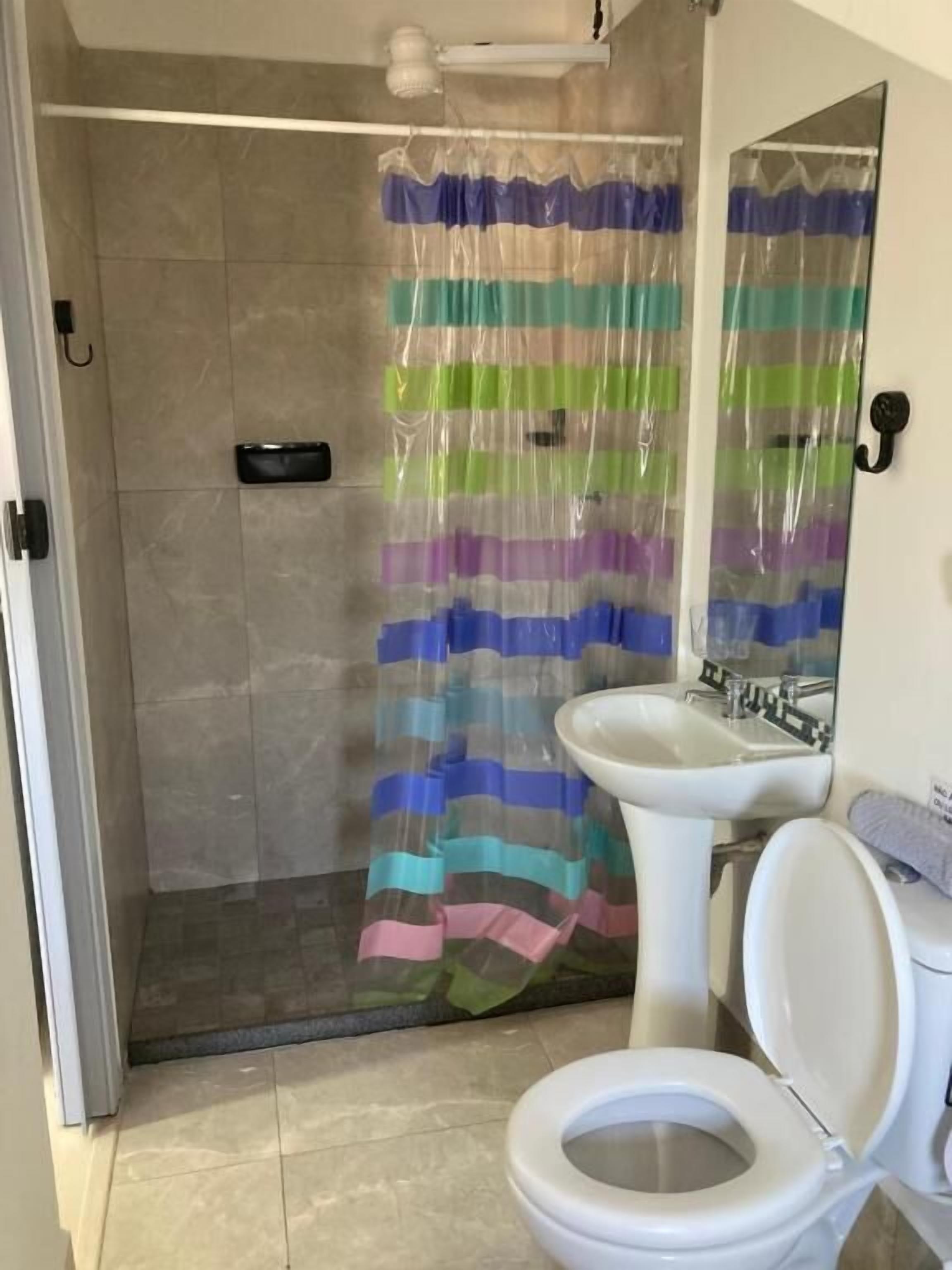 Quarto casal, para não fumantes | Banheiro | Chuveiro, toalhas de banho, sabonete, shampoo