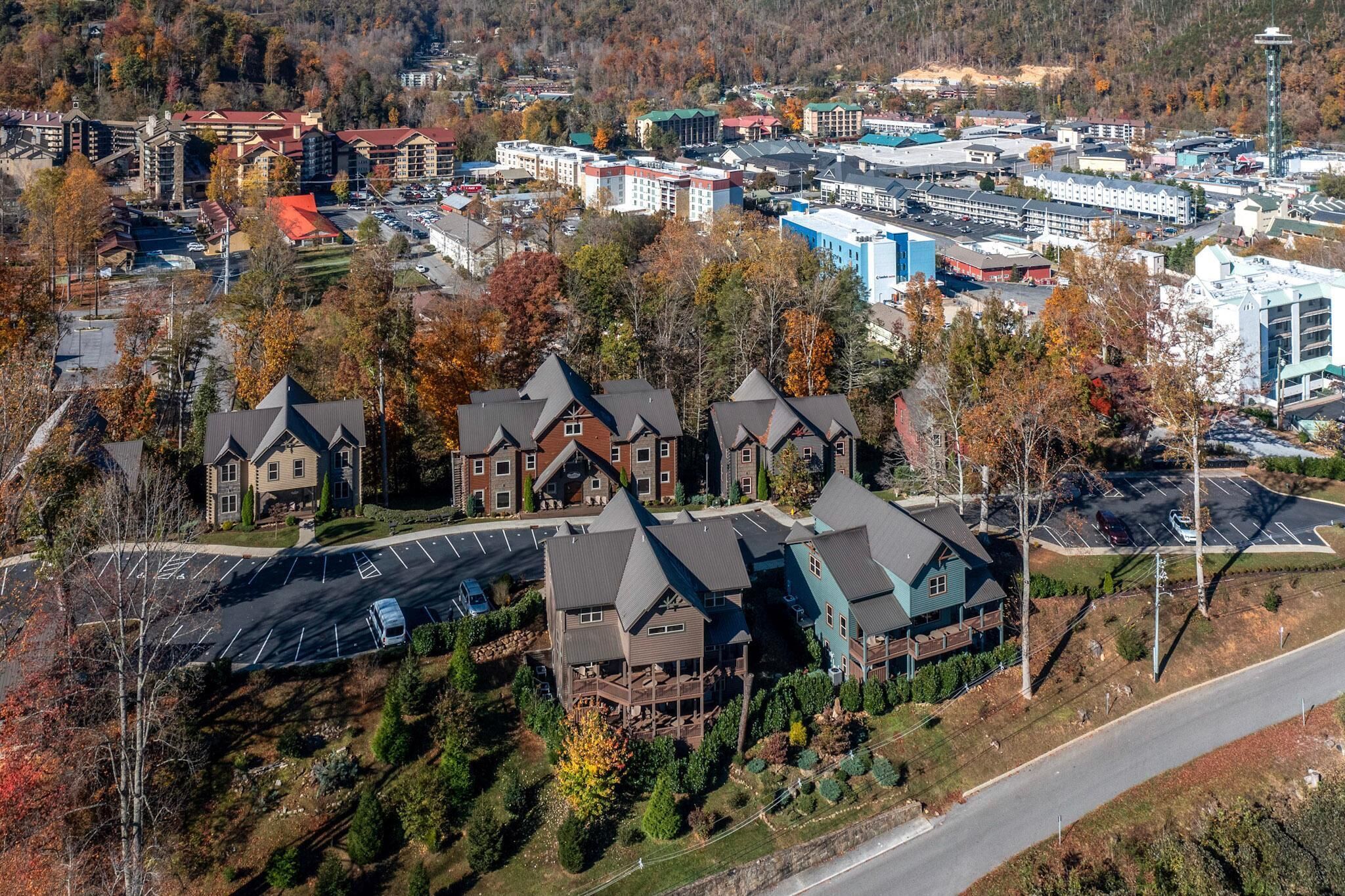 Zona residencial con varias casas, un estacionamiento y una calle.
