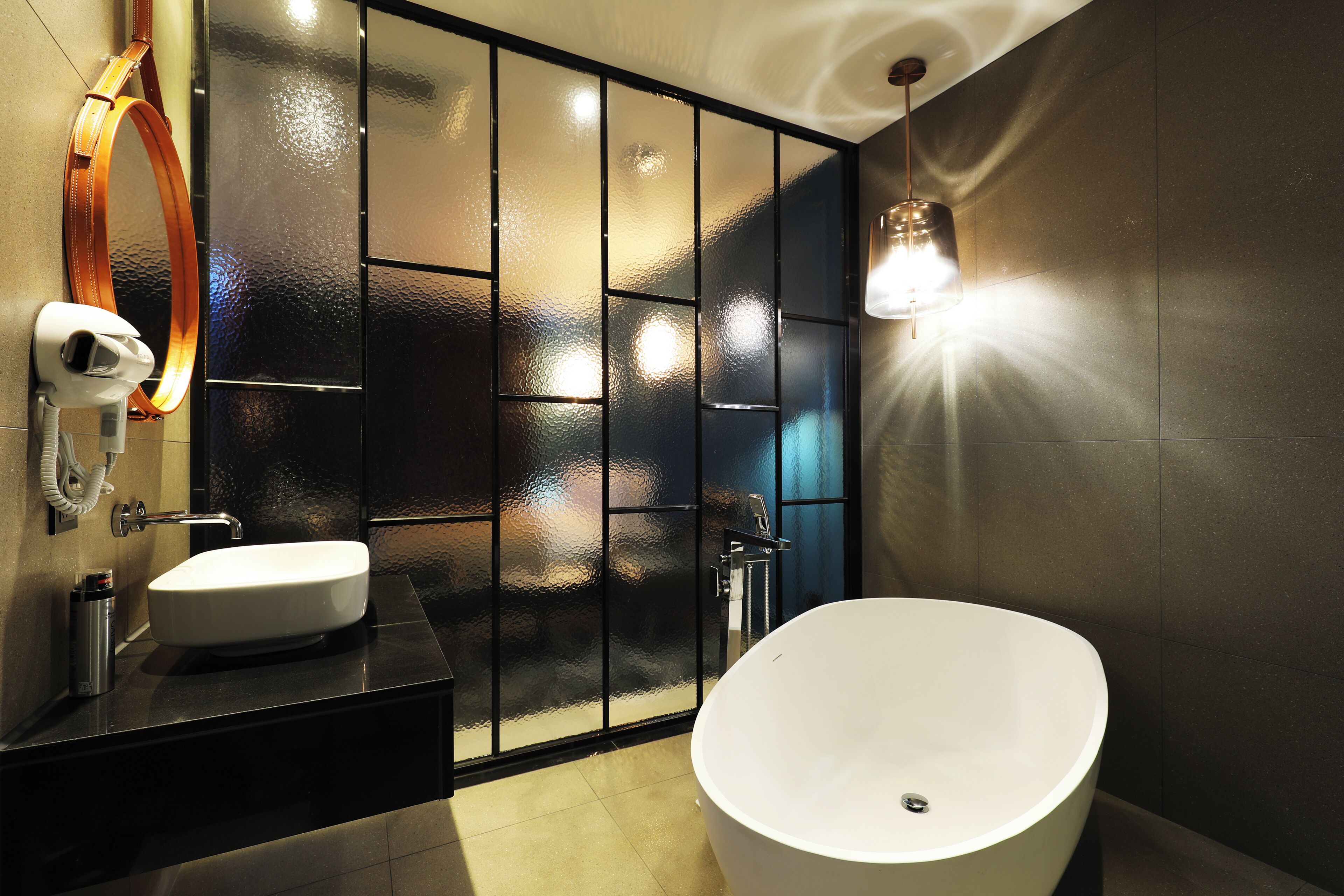 Habitación básica doble | Baño | Bañera y ducha independientes y secador de pelo