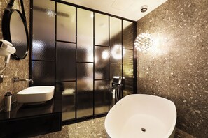 Eenvoudige tweepersoonskamer | Badkamer | Een aparte badkuip en douche, een haardroger