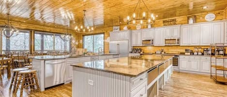 House, Multiple Beds (The Grand Orchard Lodge) | Private kitchen