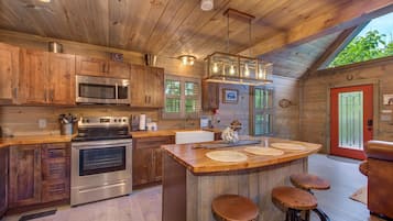 Casa, 1 cama King size y sofá cama (The Aspen Cabin) | Cocina privada | Horno