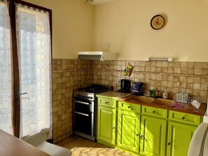 Private kitchen - Vrbo Property (Capdrot)