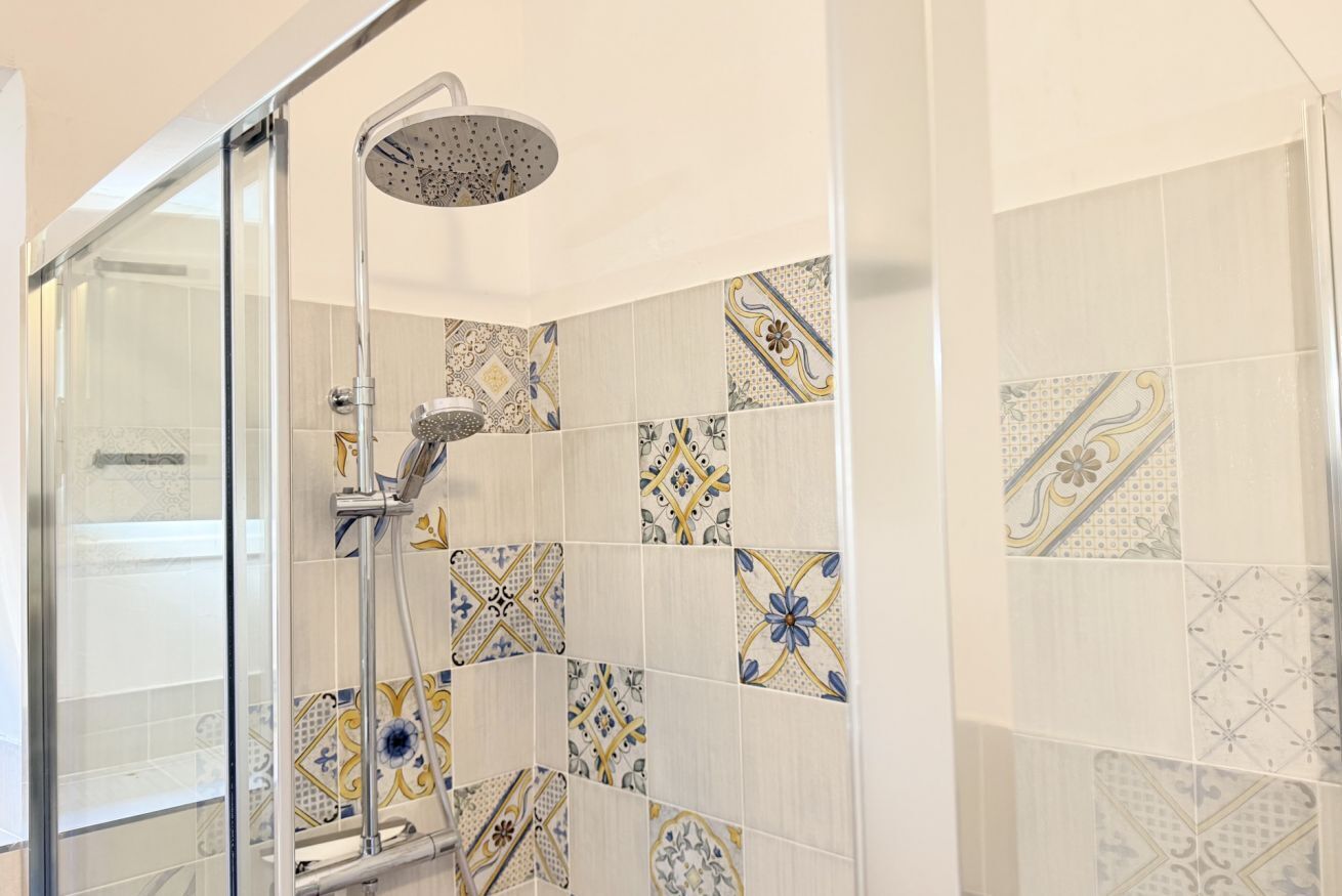 Een douche, een bidet, handdoeken