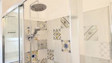 Een douche, een bidet, handdoeken
