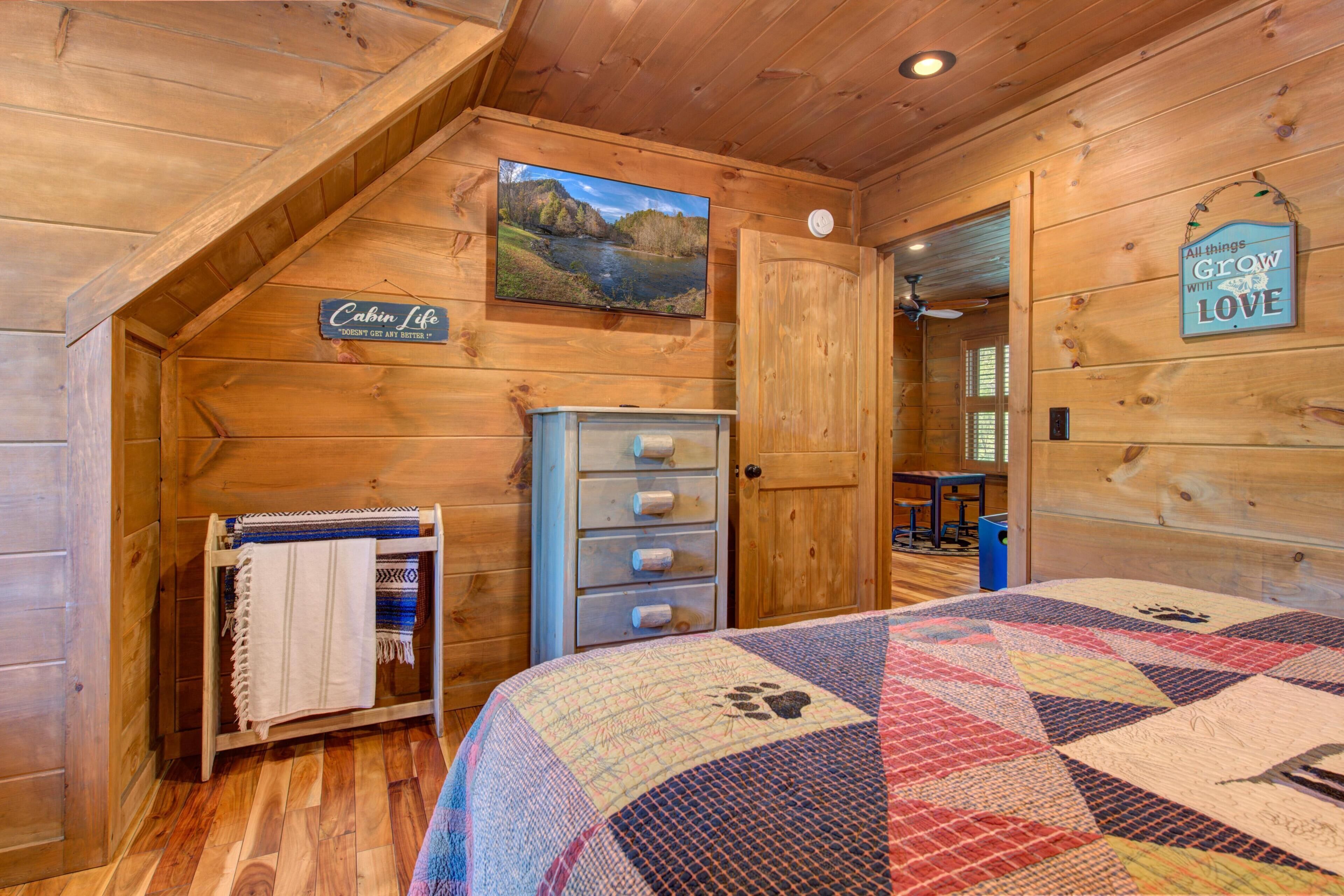 House, Multiple Beds (Black Bear Cabin)