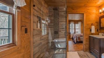 House, Multiple Beds (Black Bear Cabin) | Bathroom