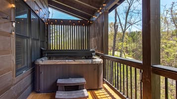 Hus - flere senge (Black Bear Cabin) | Terrasse/gårdhave