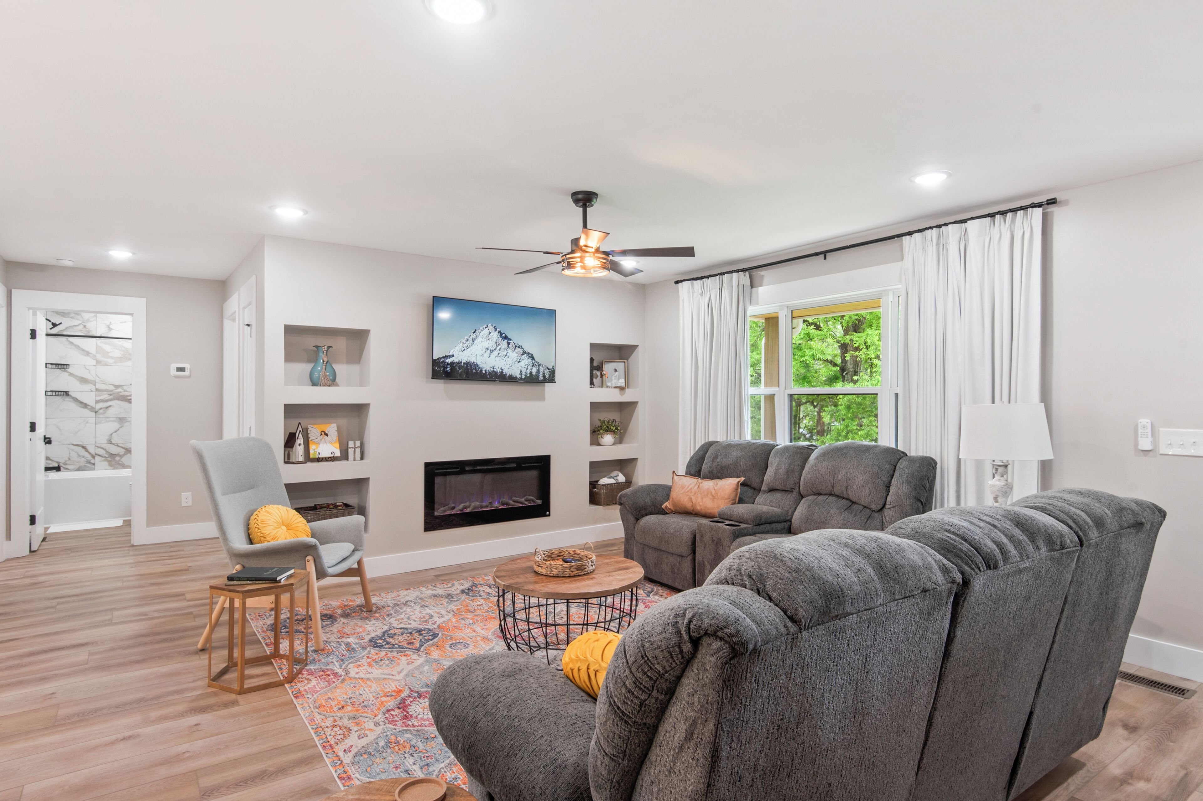 Smart TV, fireplace