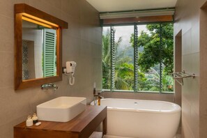 Deluxe Double Room, Balcony, Garden View | Bathroom | Shower, free toiletries, hair dryer, towels - Kings Grove- Kandy (Kandy)