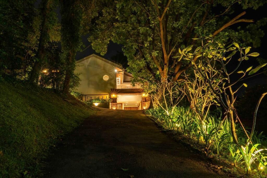 Deluxe Double Room, Balcony, Garden View | Property grounds