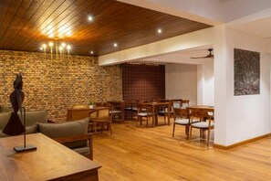 Deluxe Double Room, Balcony, Garden View | Dining - Kings Grove- Kandy (Kandy)