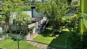 A residential area with a concrete staircase leading to a building, surrounded by greenery and a fence. - Cozy 1-bedroom bungalow in quaint Polgasowita with AC (Polgasowita)