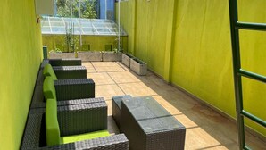 A rooftop terrace with outdoor furniture and a greenhouse structure. - Cozy 1-bedroom bungalow in quaint Polgasowita with AC (Polgasowita)