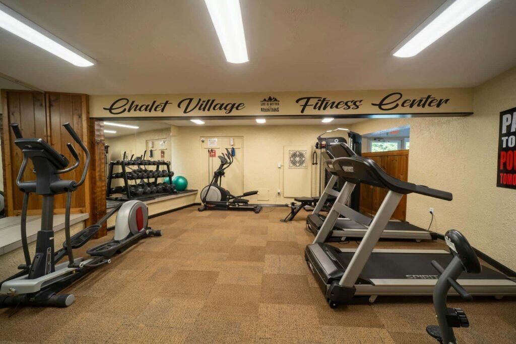 Centro de fitness com esteiras, elípticos e equipamentos de musculação.