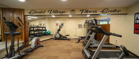 Centro de fitness com esteiras, elípticos e equipamentos de musculação.