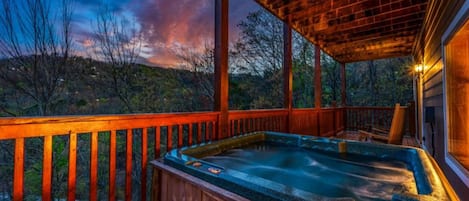 Maison, Plusieurs lits (Golden Oak Lodge) | Baignoire à remous extérieure