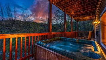 Hus - flere senge (Golden Oak Lodge) | Udendørs spabad