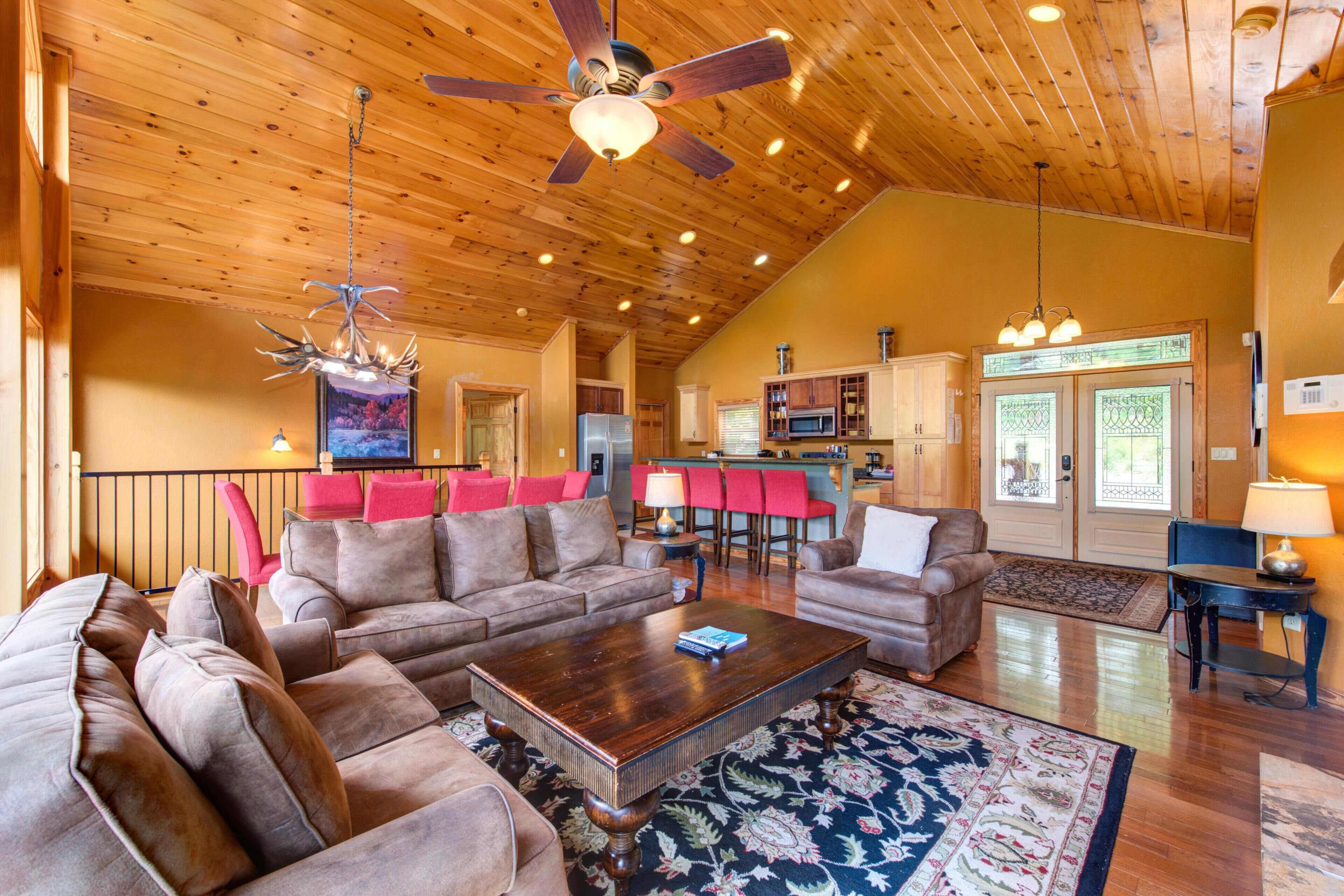 Nhà, nhiều giường (Golden Oak Lodge) | Khu phòng khách