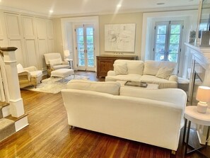Smart TV, fireplace, computer monitors, printers - Beautiful 4-bedroom home with harbor view (Cohasset)