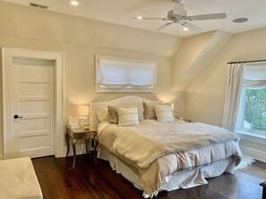 4 bedrooms, desk, iron/ironing board, free WiFi - Beautiful 4-bedroom home with harbor view (Cohasset)