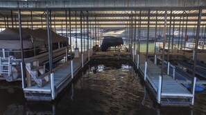 Et overdækket område med både, en kanal og en metalkonstruktion.