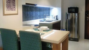 Eine moderne Küche mit Essbereich, Mikrowelle und Kühlschrank.