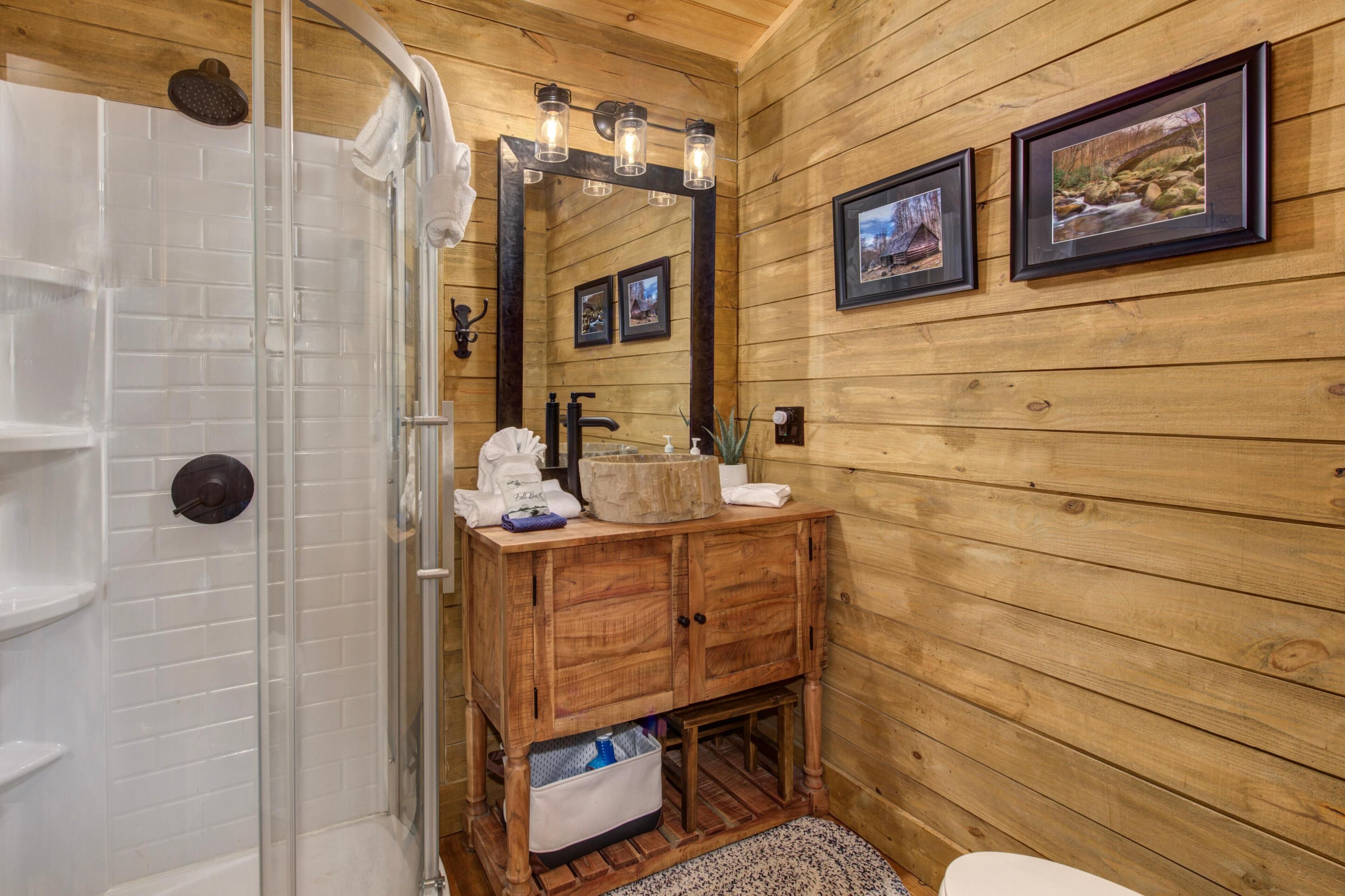 House, Multiple Beds (Cricket Hollow Lodge) | Bathroom