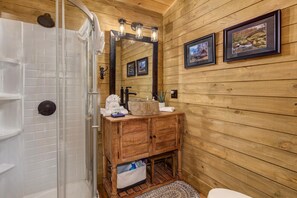 House, Multiple Beds (Cricket Hollow Lodge) | Bathroom - Cricket Hollow Lodge (Cosby)