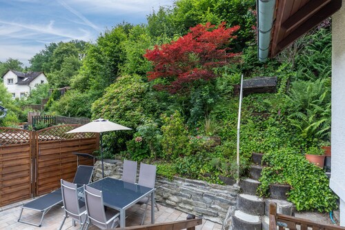 Ferienwohnung im Grünen mit Bergblick, privater Terrasse und WLAN