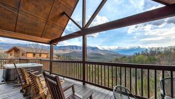 House, Multiple Beds (Bearly Heaven) | Outdoor spa tub