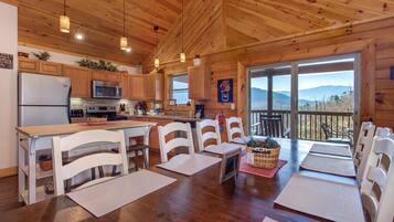House, Multiple Beds (Bearly Heaven) | Dining