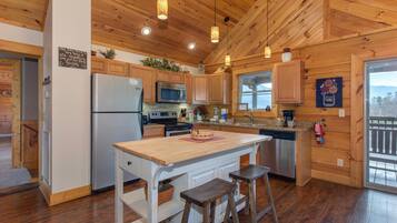 House, Multiple Beds (Bearly Heaven) | Private kitchen | Oven