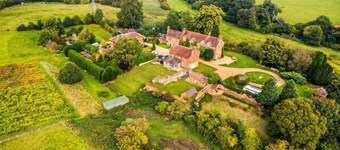 Historic 6-Bed Manor Sleeps 12 · Four-Posters & Fireplaces near Ironbridge