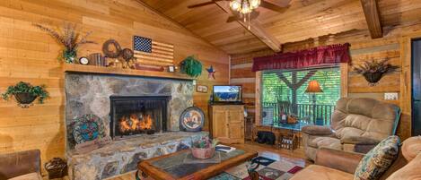 House, Multiple Beds (Old Glory) | Living area