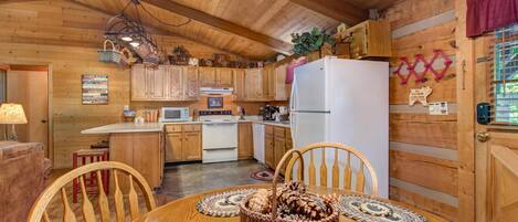 House, Multiple Beds (Old Glory) | Dining