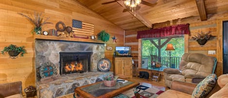 House, Multiple Beds (Old Glory) | Living area
