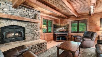 House, Multiple Beds (Eagles Perch Pool Cabin) | Living area