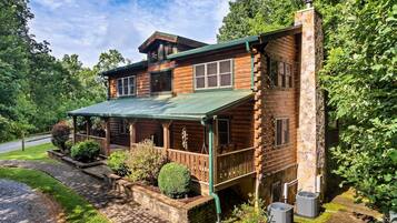House, Multiple Beds (Eagles Perch Pool Cabin) | Exterior