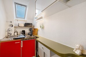 Kaffetrakter/tekoker, kjøleskap, kokeplater og vannkoker