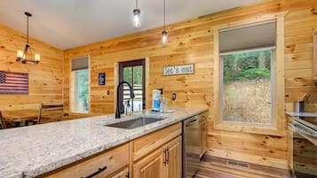 Talo, useita sänkyjä (Cardinal Pool Cabin) | Yksityinen keittiö | Uuni